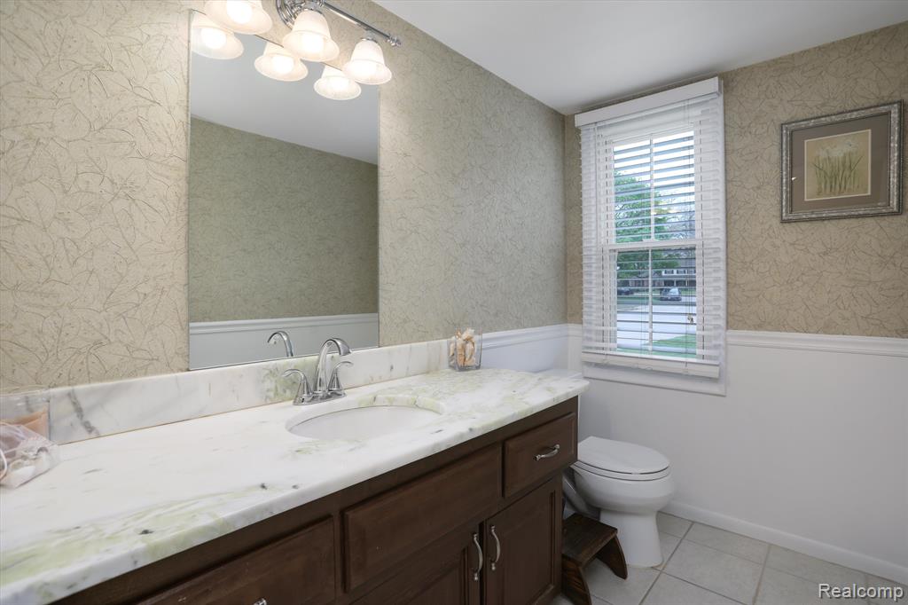 601 LAKE FOREST Road, Rochester Hills, MI 48309 — Photo 17