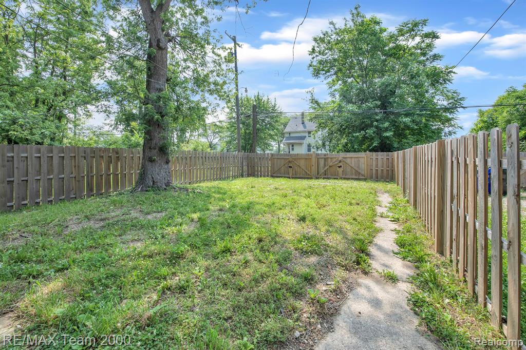 616 ENGLEWOOD Street, Detroit, MI 48202 — Photo 6