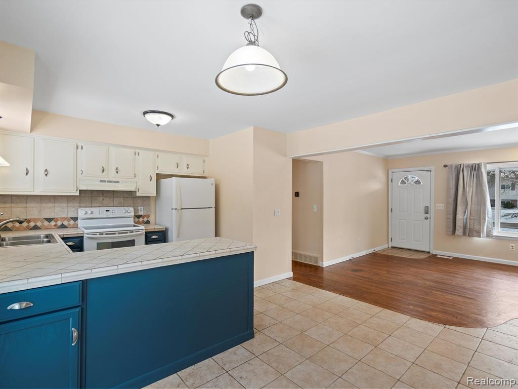 6652 DOYON Drive N, Waterford, MI 48327 — Photo 17