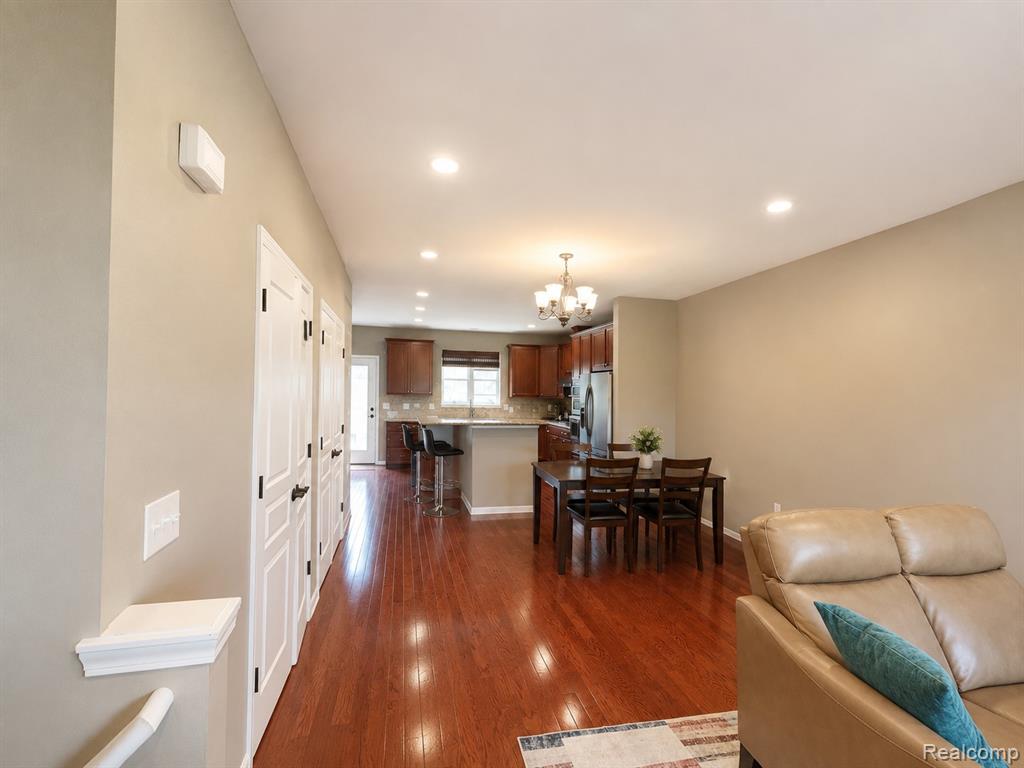 915 Barclay Circle, Rochester Hills, MI 48307 — Photo 3