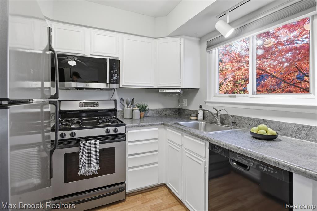 2846 Bombridge Court, Ann Arbor, MI 48104 — Photo 15