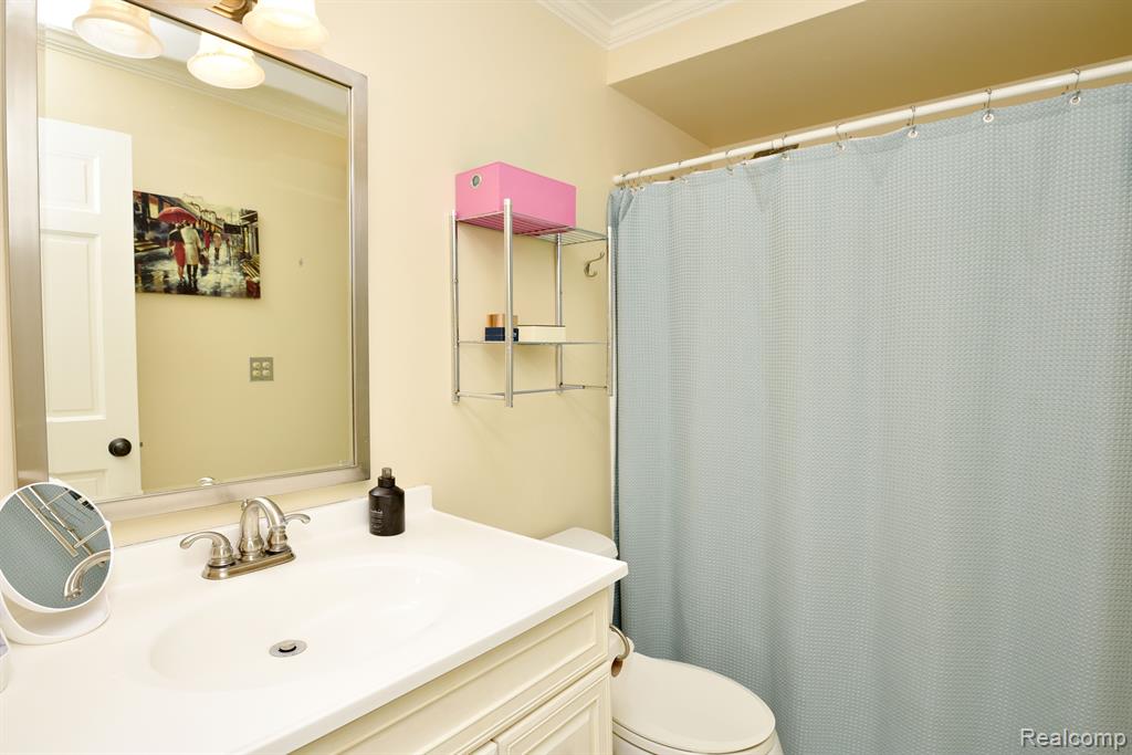 5687 GREENHILL Drive, Troy, MI 48098 — Photo 32