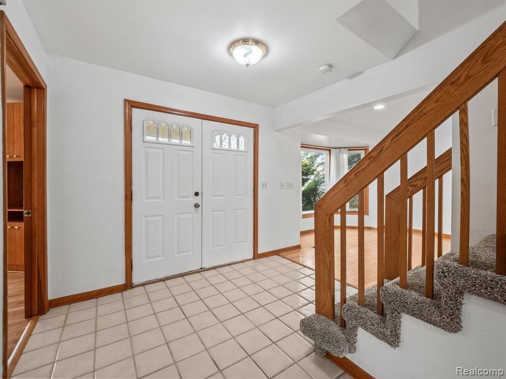 5079 W POND Circle, West Bloomfield, MI 48323 — Photo 3