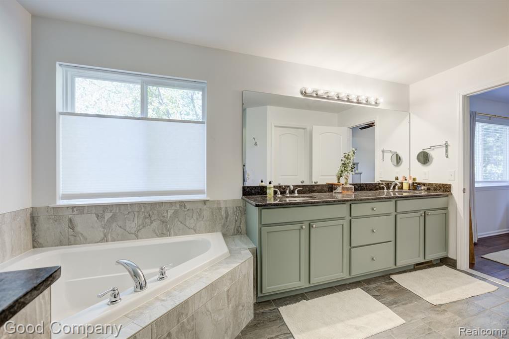 907 RIVERSTONE Court, Milford, MI 48381 — Photo 51