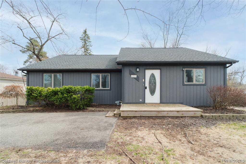 4015 Green Lake Road, West Bloomfield, MI 48324 — front exterior