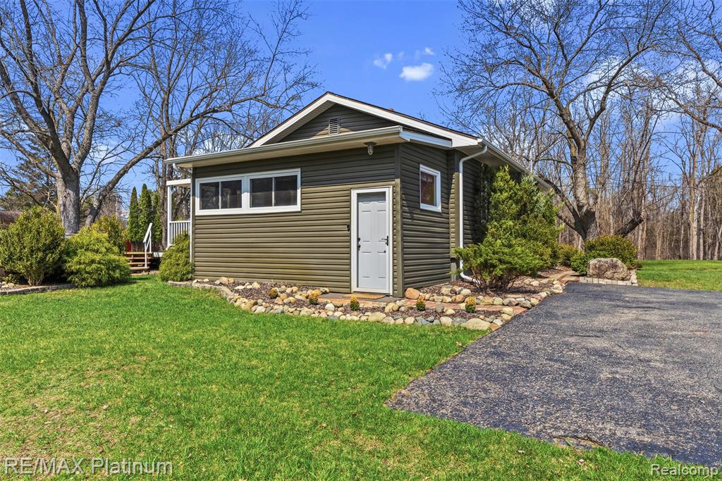 11124 White Lake Road, Fenton, MI 48430 — Photo 3
