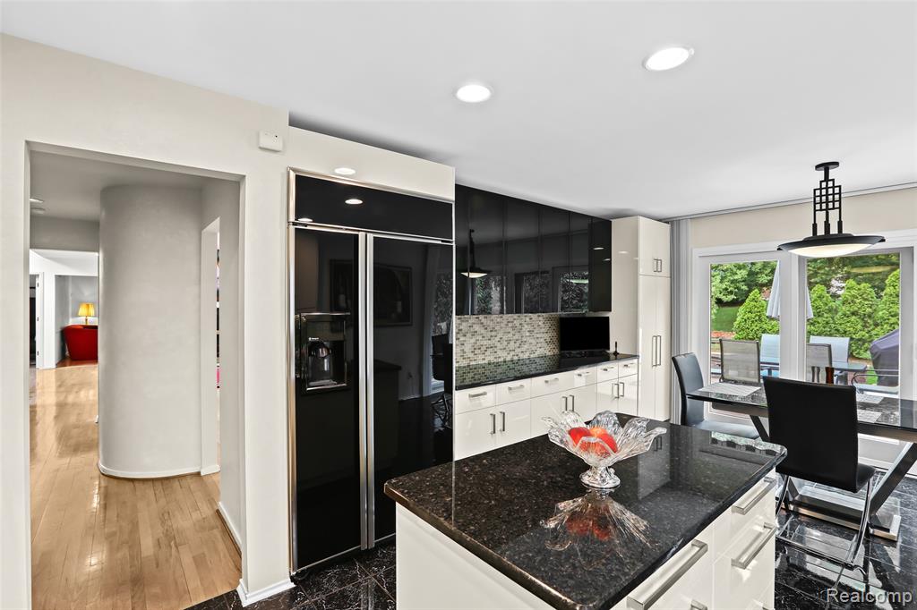 6034 Beachwood Drive, West Bloomfield, MI 48324 — Photo 10