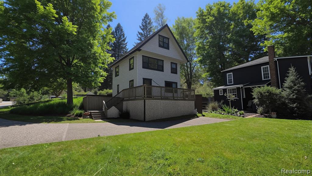 9847 Portage Lake Avenue, Pinckney, MI 48169 — front exterior