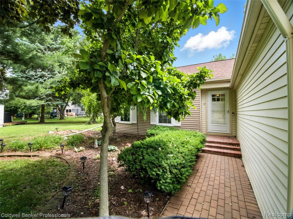 5728 Coach House Court, Waterford, MI 48327 — Photo 2