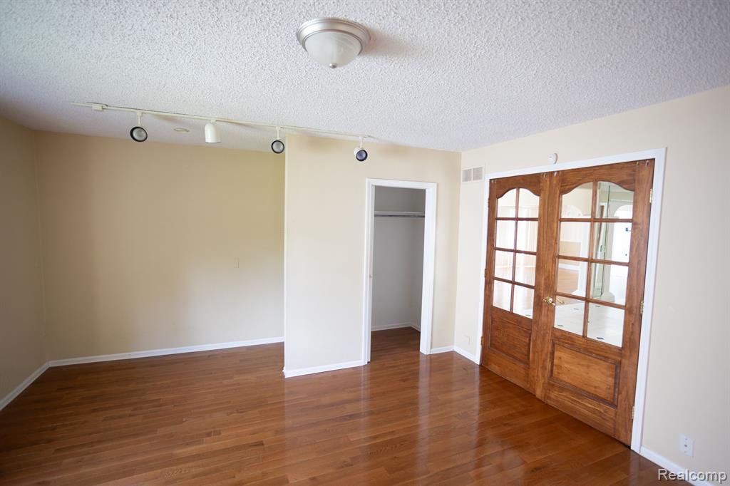 5881 NANEVA, West Bloomfield, MI — Photo 27