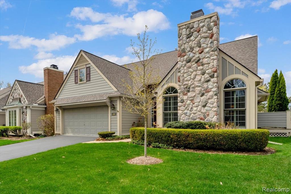 2256 Sudbury Way, Bloomfield Hills, MI 48304 — front exterior