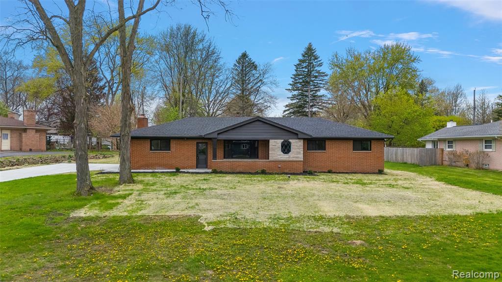 6141 Paramus, Clarkston, MI — Photo 2