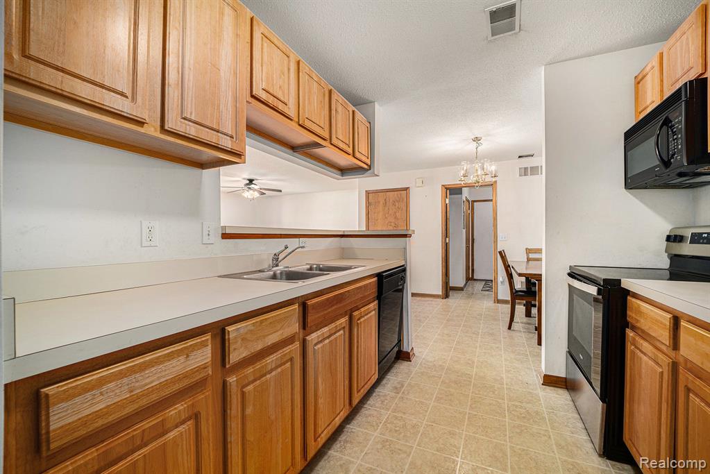 382 MARIGOLD Circle, Westland, MI — Photo 9