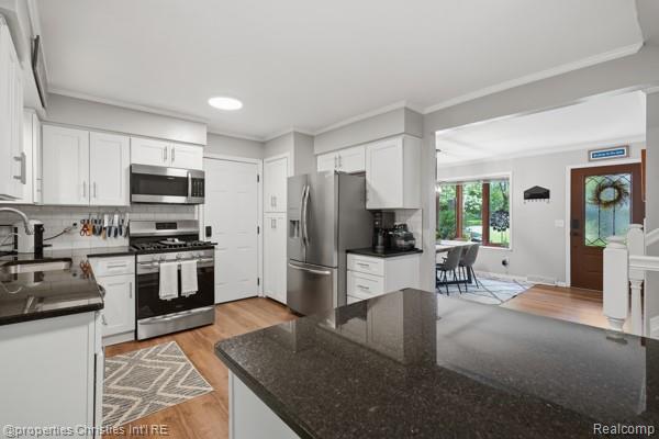6884 Aeroview Street, West Bloomfield, MI 48324 — Photo 9