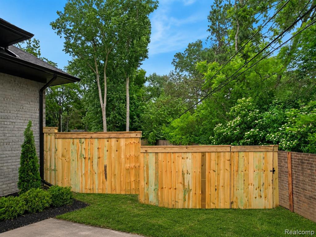 31130 Lahser, Beverly Hills, MI 48025 — Photo 43