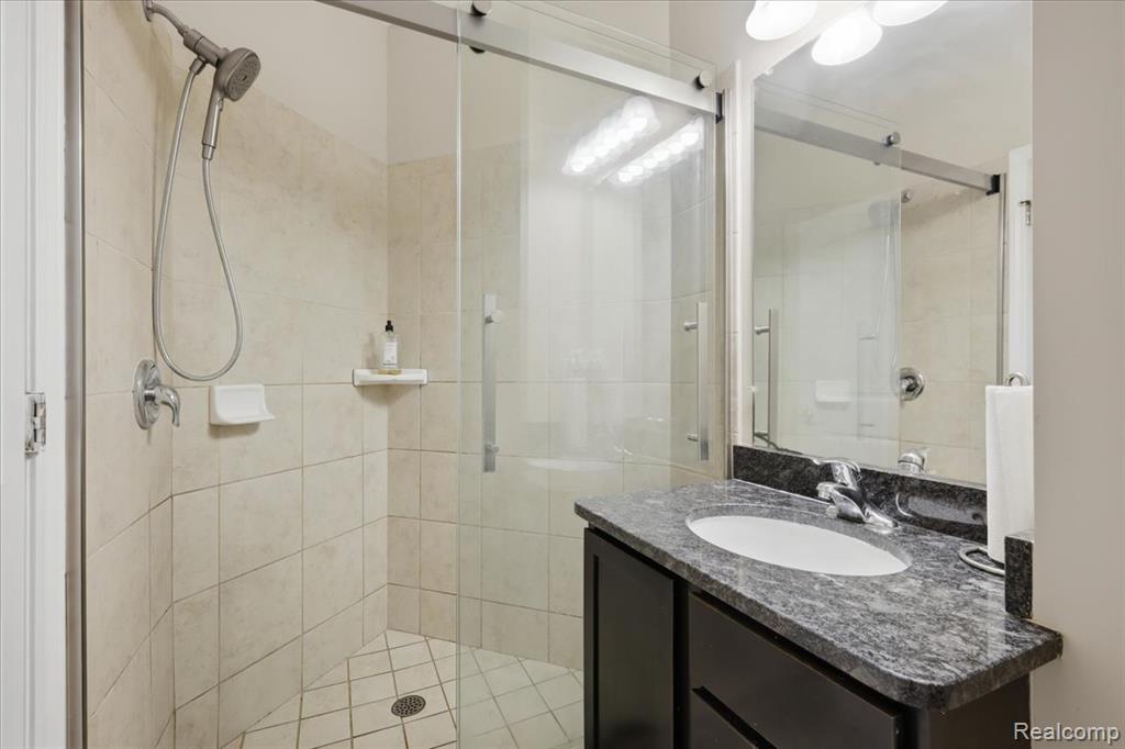 4810 E Stonegate Circle, Lake Orion, MI — Photo 13