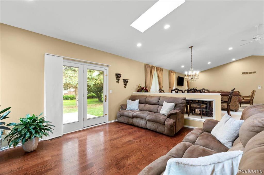 4280 ELIZABETH Lane, Walled Lake, MI 48390 — Photo 16