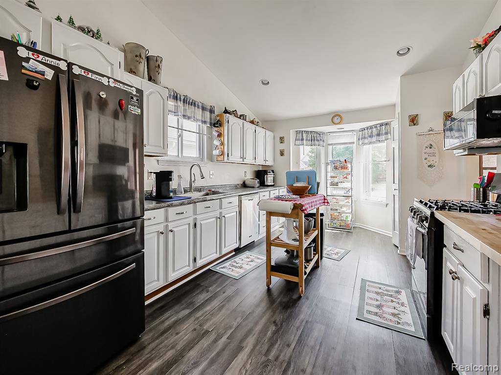5374 Franklin Avenue, Trenton, MI 48183 — Photo 3