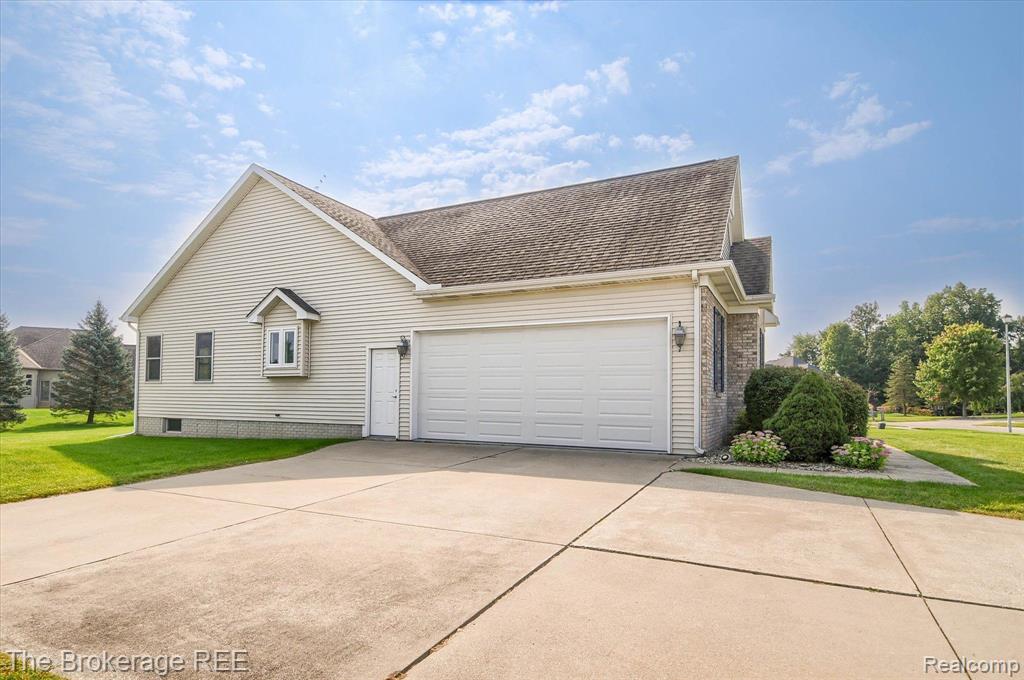 8441 MAPLEVIEW Drive, Davison, MI 48423 — Photo 2