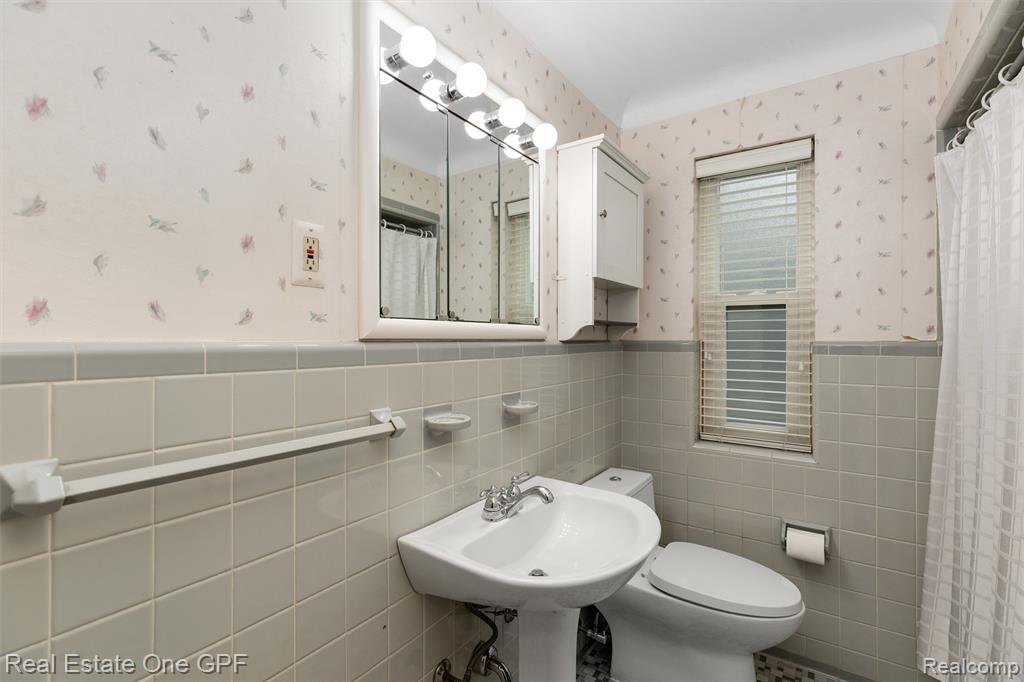 1488 Roslyn Road, Grosse Pointe Woods, MI 48236 — Photo 16