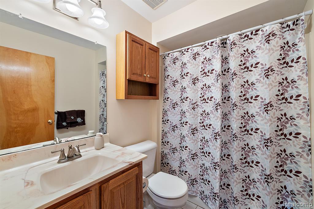 10161 LONGFORD Drive, South Lyon, MI 48178 — Photo 18
