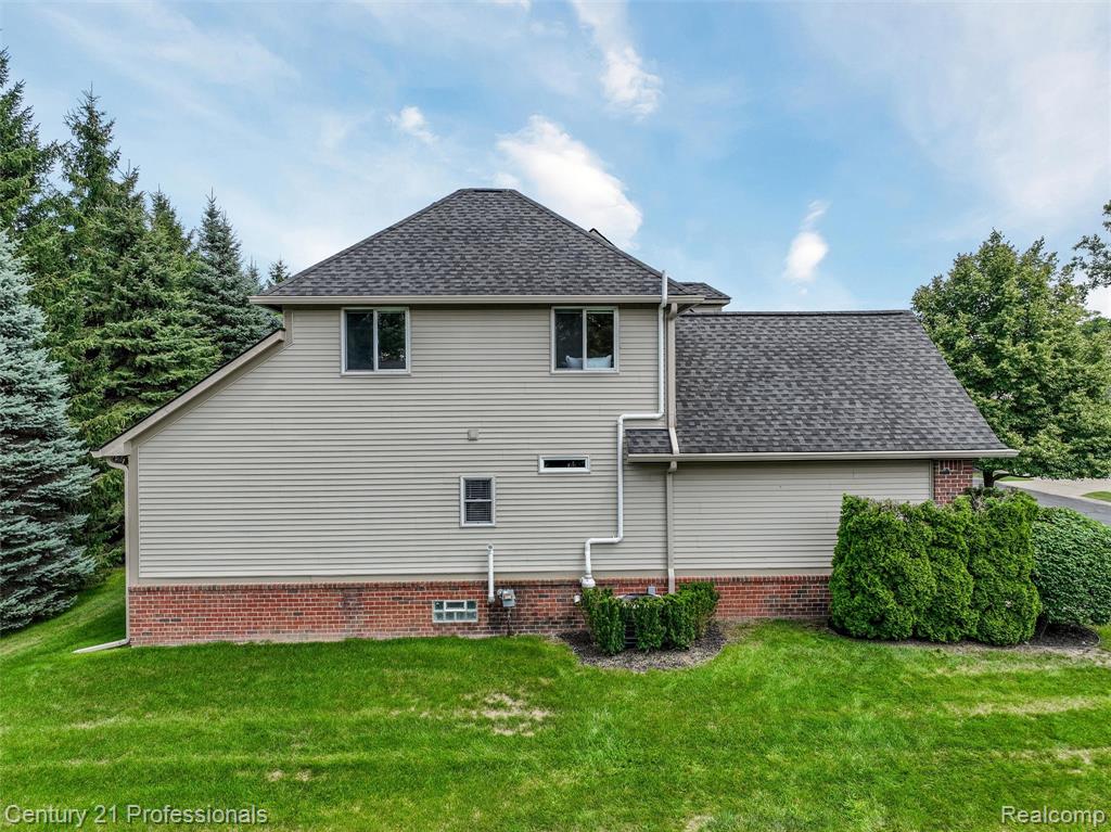 5540 River Park Drive, Waterford, MI 48327 — Photo 32