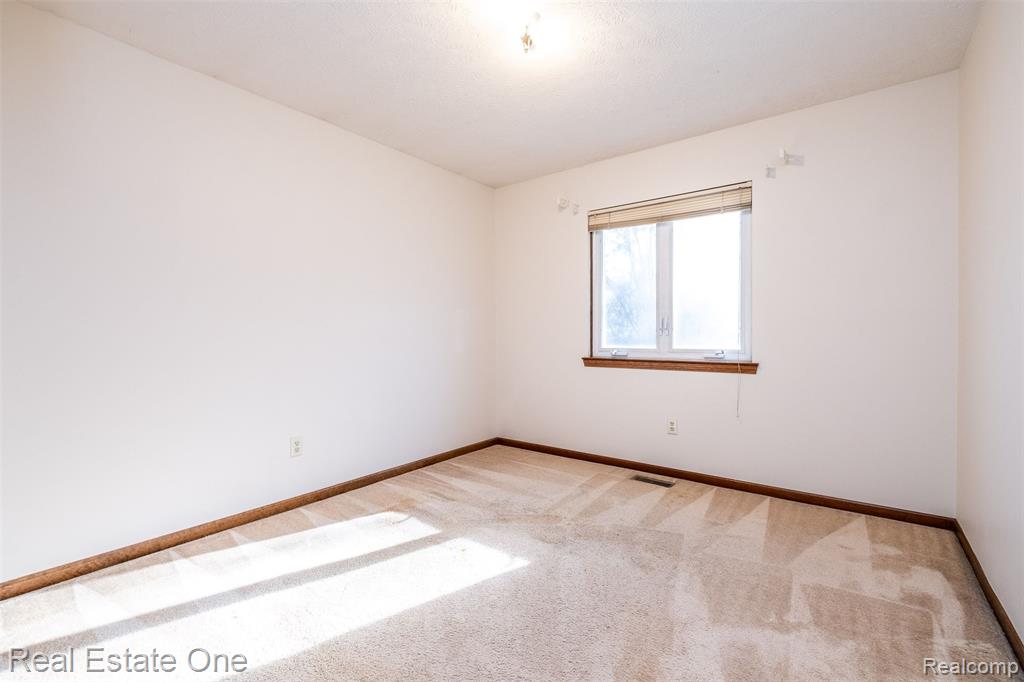 7053 Pershing, Waterford, MI 48327 — Photo 24