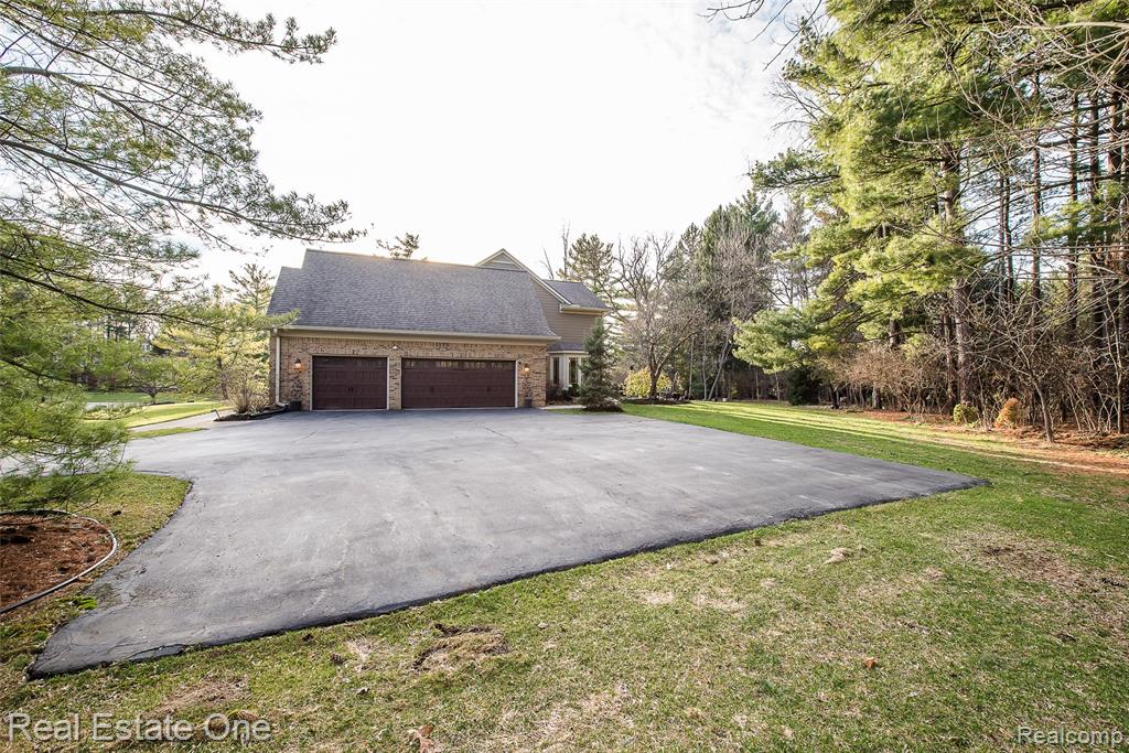 5350 Hidden Pines Drive, Brighton, MI 48116 — Photo 9
