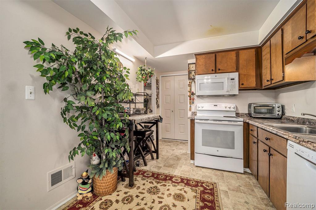 29972 CITY CENTER Drive, 3, Warren, MI 48093 — Photo 11