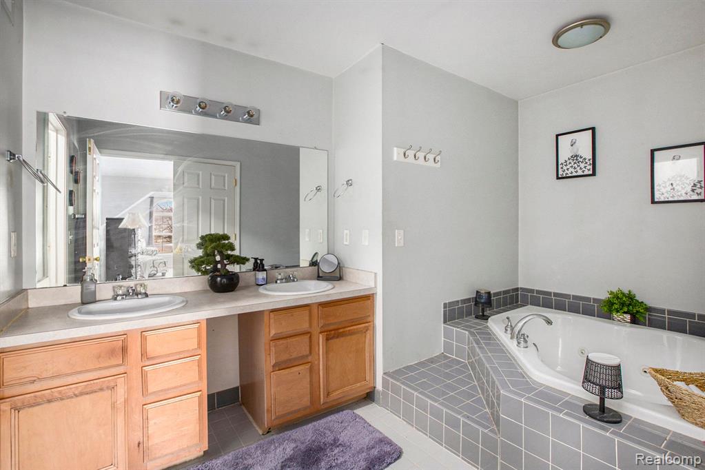 15971 BROOKSIDE Drive, Belleville, MI 48111 — Photo 16