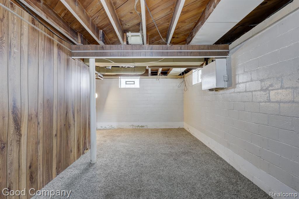 8460 Kenberton Drive, Oak Park, MI 48237 — Photo 36