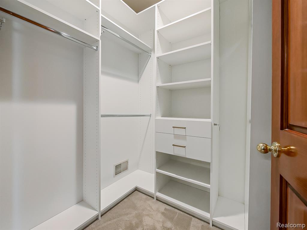 7364 Essex Drive, West Bloomfield, MI — Photo 23