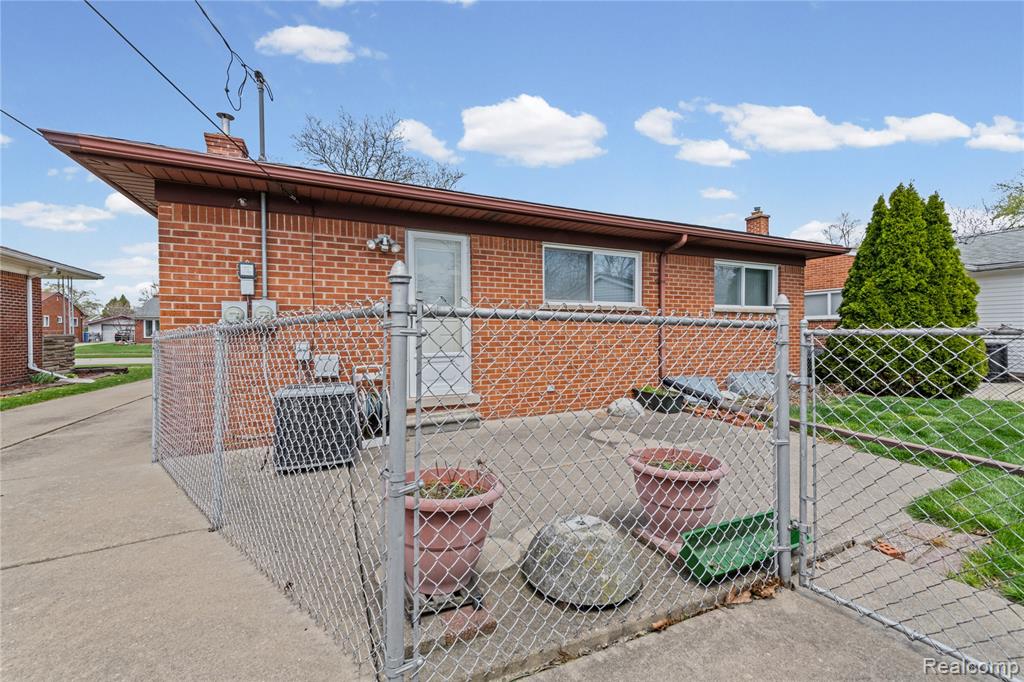 25629 Ridgeway Street, Dearborn Heights, MI 48127 — Photo 29