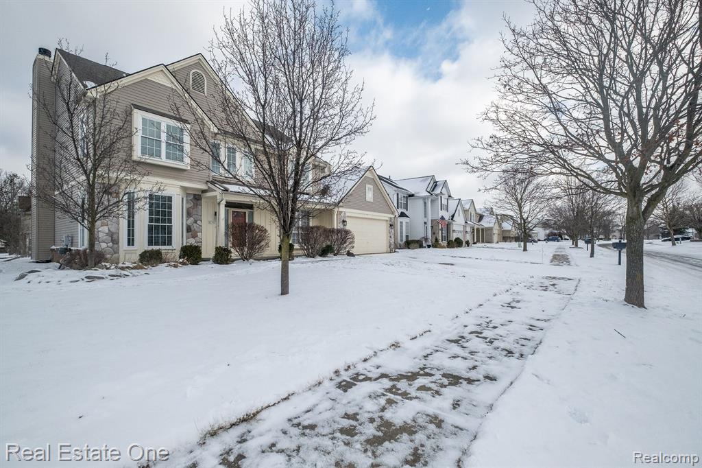 1092 CHESTNUT Lane, South Lyon, MI 48178 — Photo 2