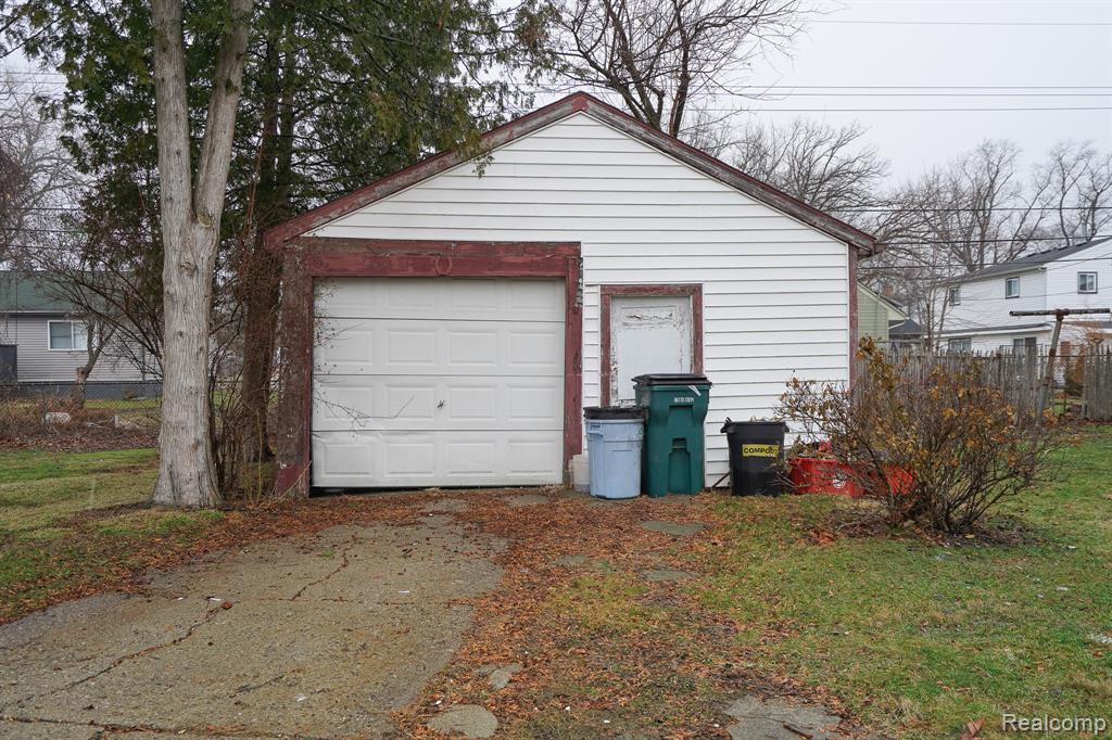 74 W BERNHARD Avenue, Hazel Park, MI 48030 — Photo 6