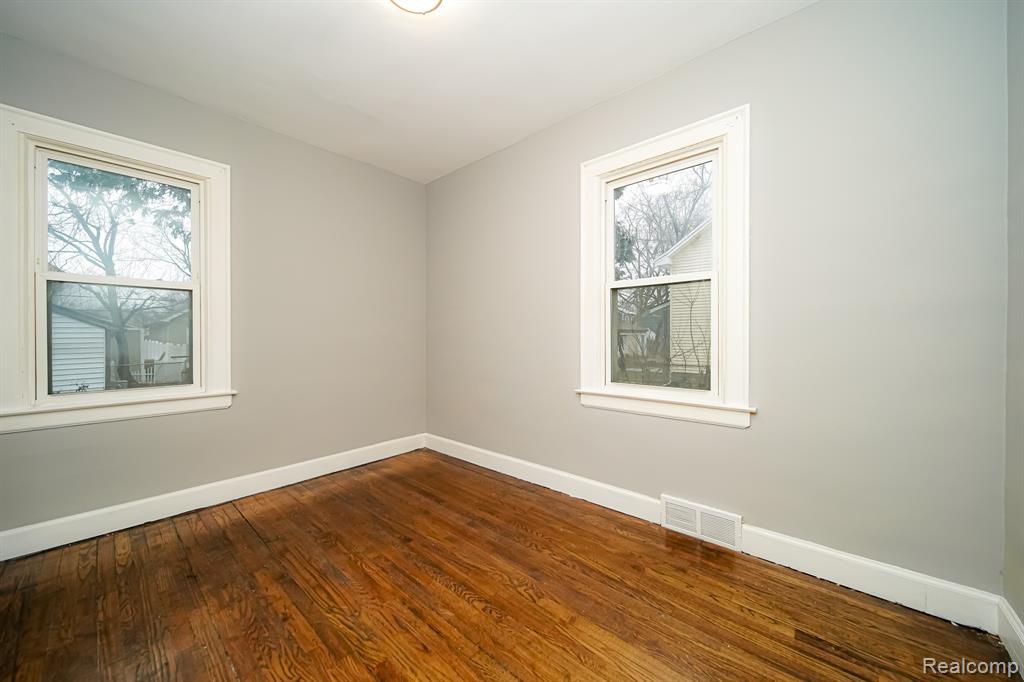 74 W BERNHARD Avenue, Hazel Park, MI 48030 — Photo 38