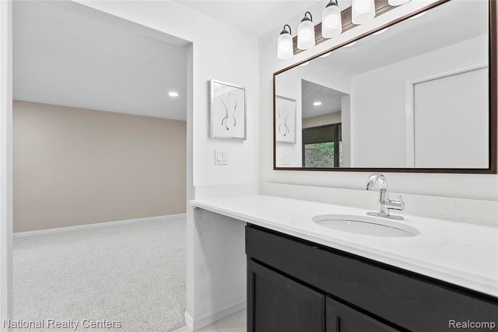 7103 Pebble Park Drive, West Bloomfield, MI — Photo 32
