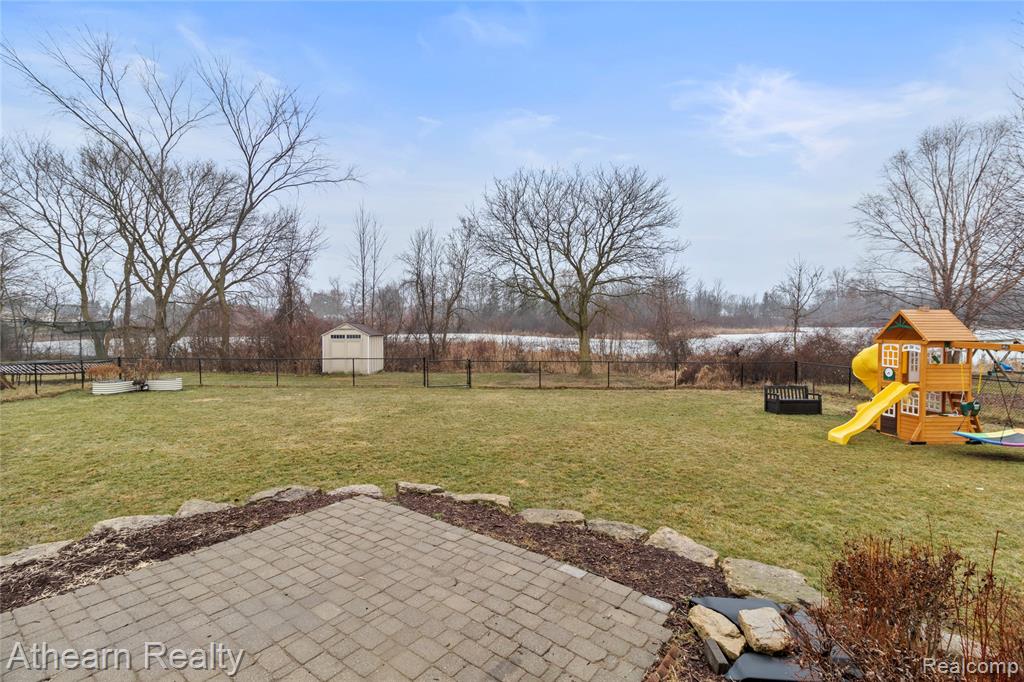 4335 Pondview Drive, Swartz Creek, MI 48473 — Photo 8