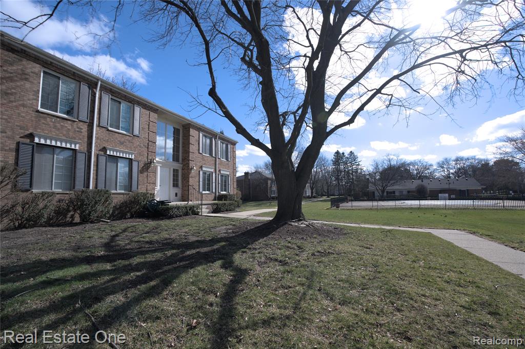 657 E Fox Hills Drive, Bloomfield Hills, MI 48304 — Photo 2