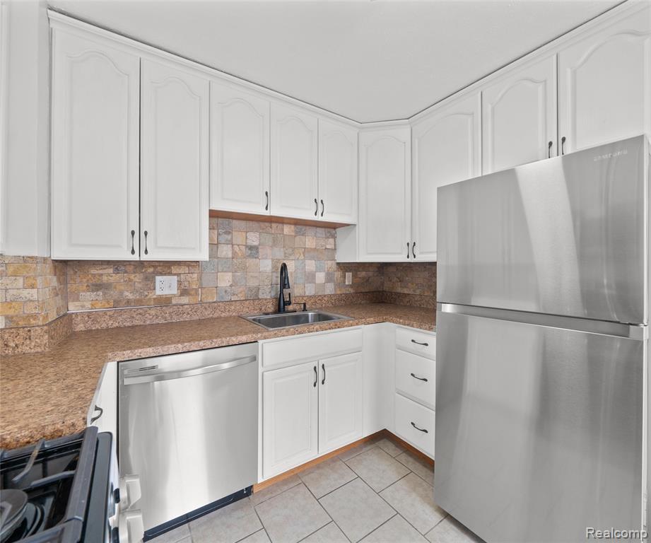 8916 Deering Street, Livonia, MI 48150 — Photo 14