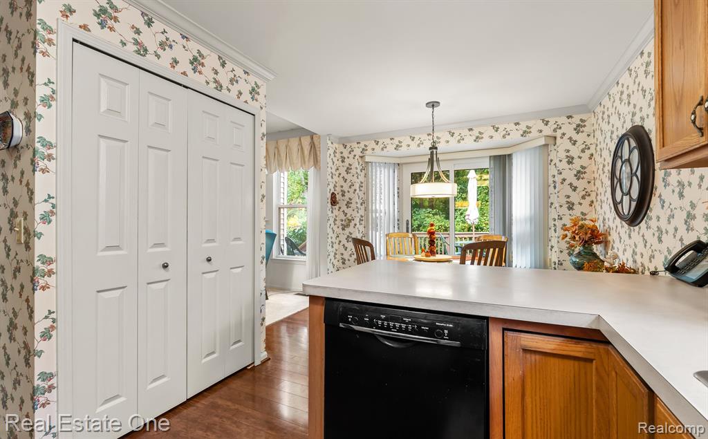 907 CALPERNIA, 29, Wixom, MI 48393 — Photo 8