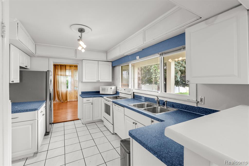 750 W Square Lake Road, Troy, MI 48098 — Photo 16