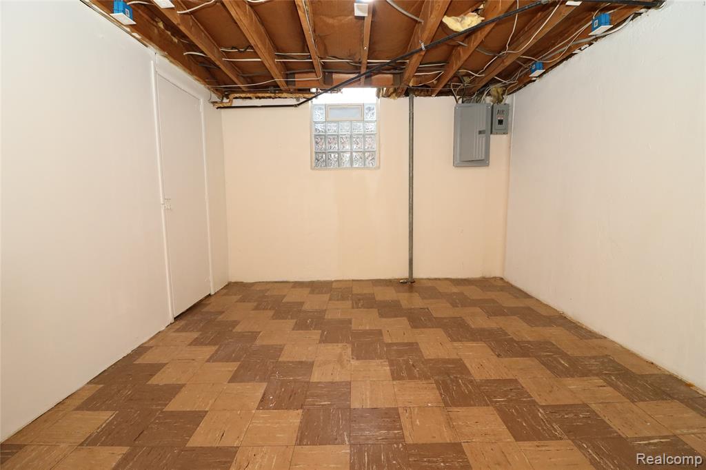 8555 Berwyn, Dearborn Heights, MI 48127 — Photo 39