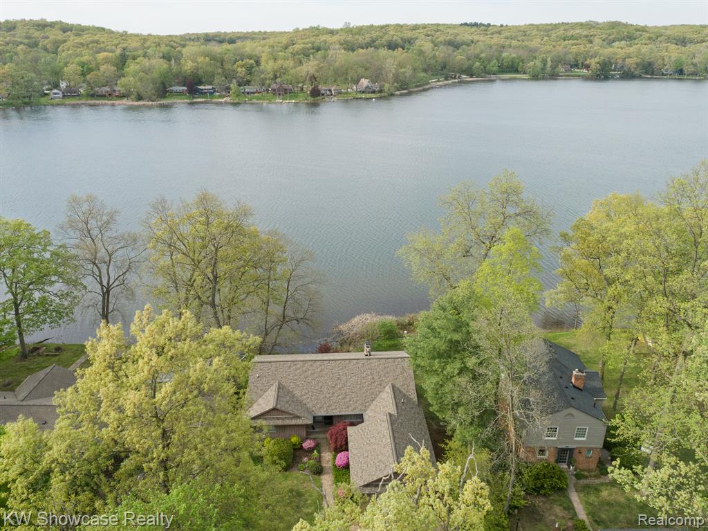 5867 COMMUNITY Drive, Brighton, MI 48116 — Photo 4