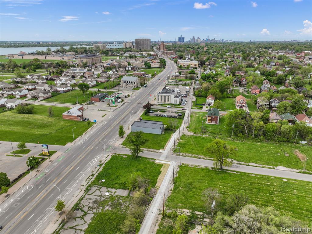 10829 E JEFFERSON Avenue, Detroit, MI 48214 — Photo 20