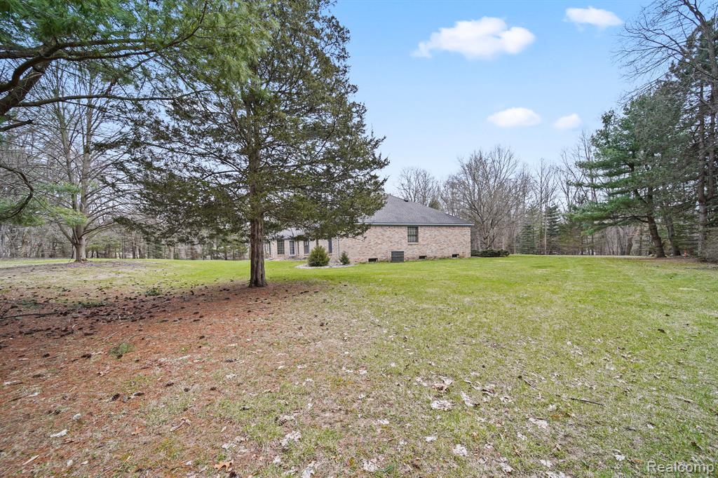 9856 Rattalee Lake Road, Clarkston, MI 48348 — Photo 47