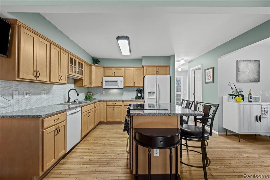 7928 MEADOW Drive, Waterford, MI 48329 — Photo 10