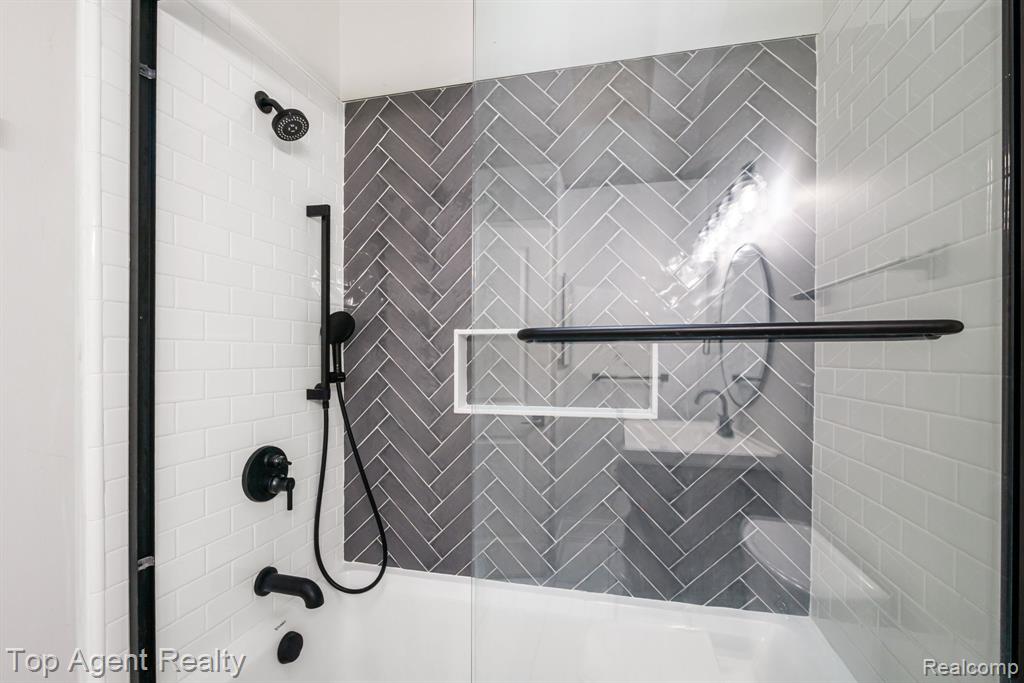 38887 Country Circle, Farmington Hills, MI 48331 — Photo 31