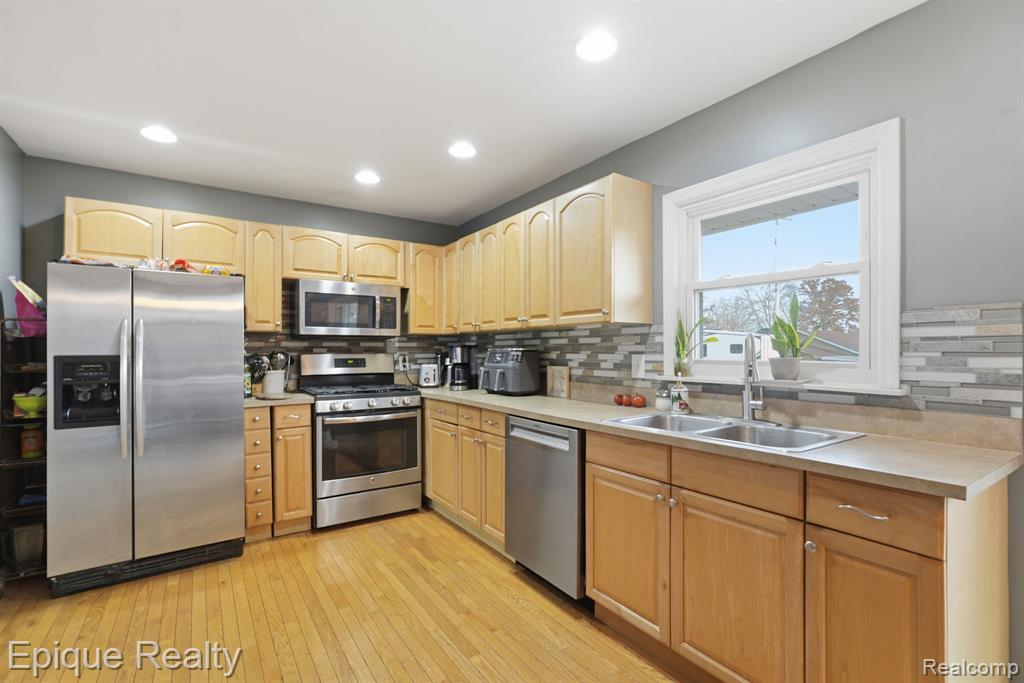 811 Los Arboles Drive, Walled Lake, MI 48390 — Photo 8
