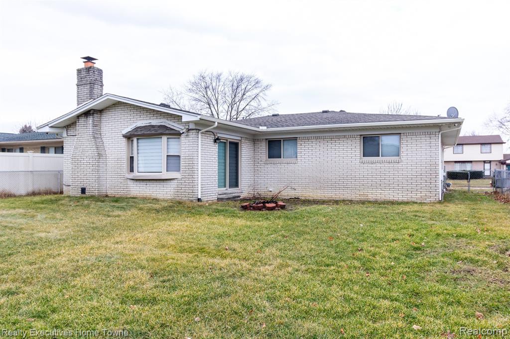 39654 EDGEMONT Drive, Sterling Heights, MI 48310 — Photo 35